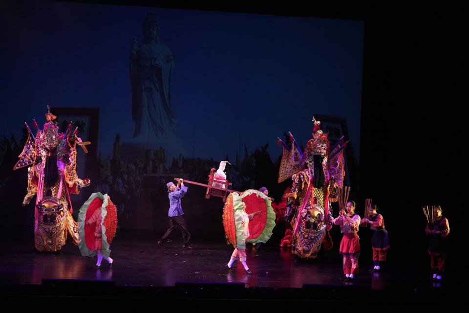 「紙風車368鄉鎮市區兒童藝術工程」今（1日）繼續於馬祖演出，介紹民間神明信仰的演出吸引小朋友喜愛。（紙風車劇團提供）