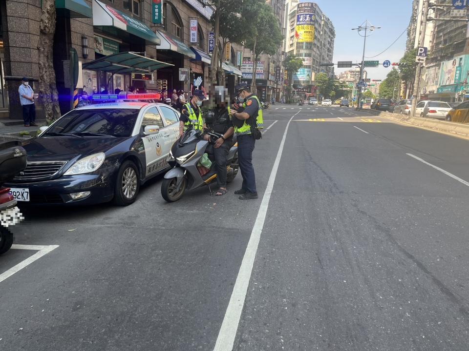 土城警加強取締不禮讓行人。（記者徐煜勝翻攝）