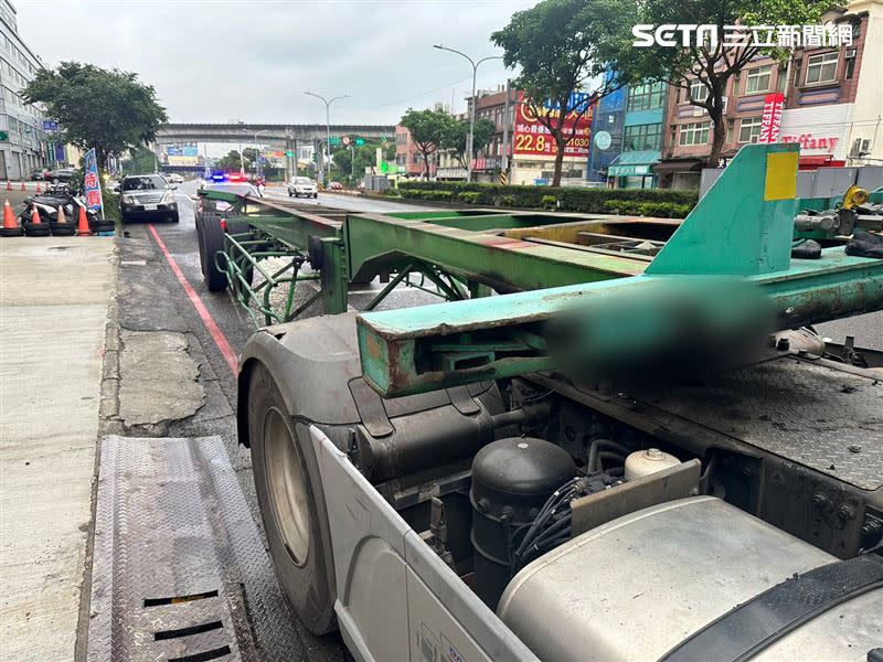 國道警方於新屋交流道下發現肇事逃逸車輛，但駕駛仍不知去向。（圖／翻攝畫面）