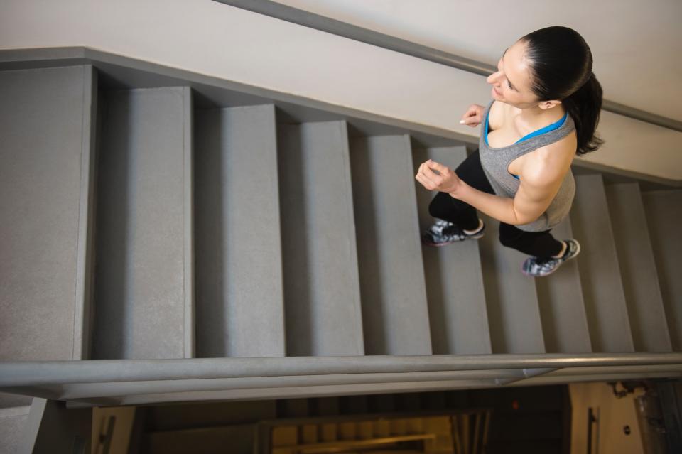 <p>Une petite pause sport lors du télétravail ? On se dirige vers ses escaliers. Monter et descendre les escaliers ne font pas travailler les mêmes muscles, alors on en profite pour se concocter une routine sportive complète. Cet exercice aide à tonifier nos fesses, les muscles de nos jambes mais aussi à réduire la cellulite. </p><br>