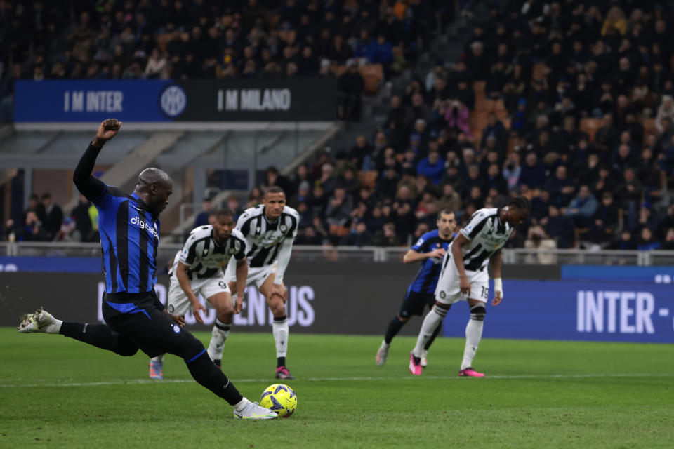 MILAN, ITALY - FEBRUARY 18: Romelu Lukaku of FC Internazionale scores a retaken penalty to give the side a 1-0 lead during the Serie A match between FC Internazionale and Udinese Calcio at Stadio Giuseppe Meazza on February 18, 2023 in Milan, . (Photo by Jonathan Moscrop/Getty Images)