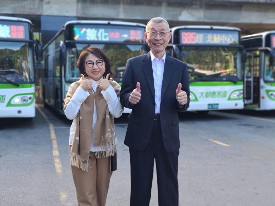 電巴雙雄交車大都會客運56台電巴。（成運提供）