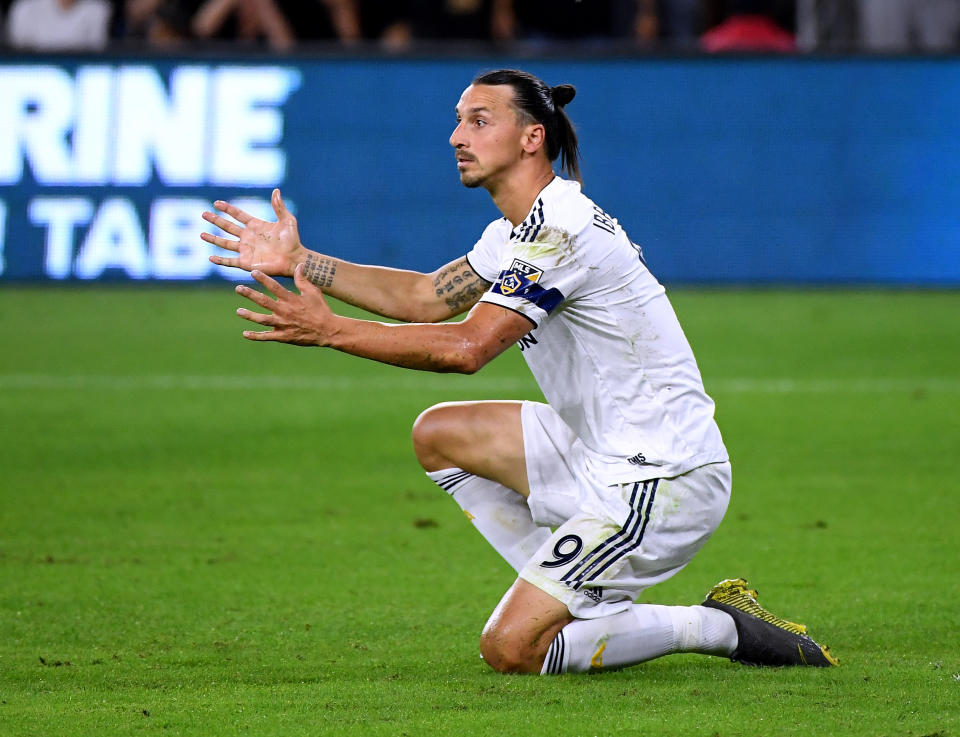 Zlatan Ibrahimovic, jugador de Los Ángeles Galaxy, reclama una falta durante un partido con su equipo.