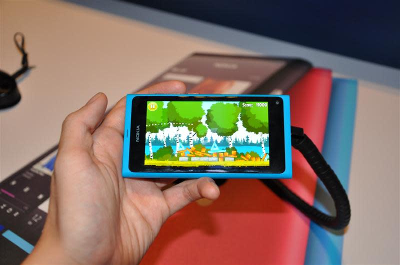 Nokia N9 comes to Singapore