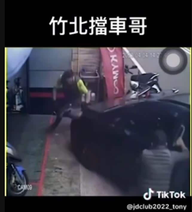 車行師傅肉身擋車，畫面曝光被網友封為「力王」。（圖／翻攝自TikTok）