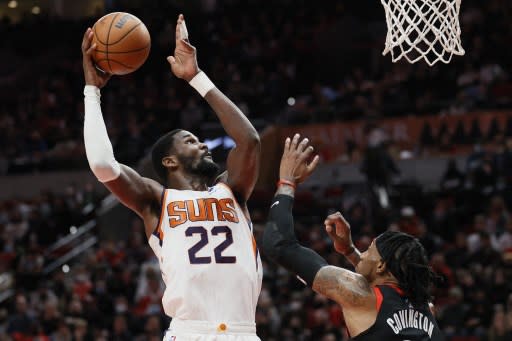 溜馬開出 4 年 1.33 億美元的價碼給Deandre Ayton(左)。法新社