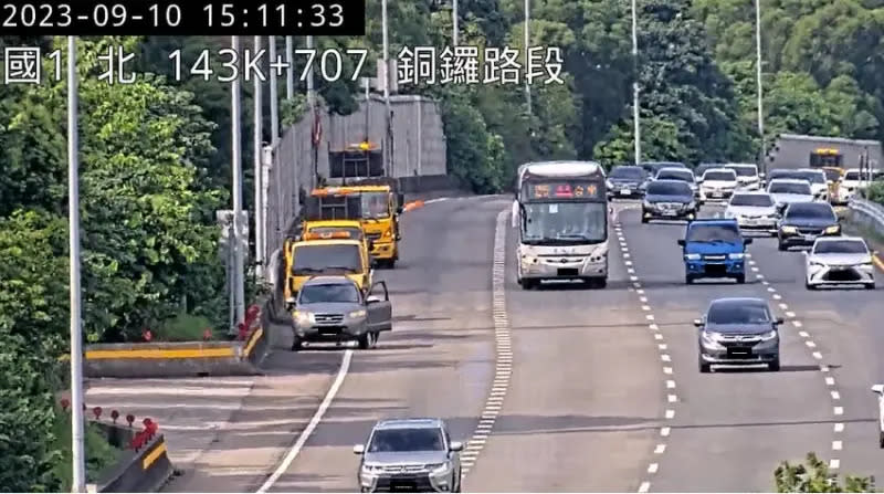 ▲9月10日國1南向銅鑼路段故障車車主拒絕已到場之特約拖救車且下車推車。（圖／高公局提供）