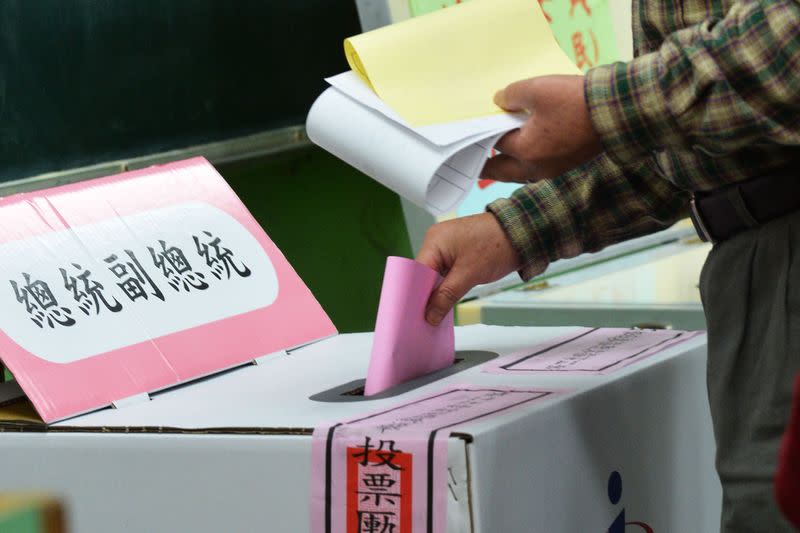 中華民國第16任總統副總統及第11屆立法委員選舉13日投票。民眾將在投票所投下選票。（中央社資料照）