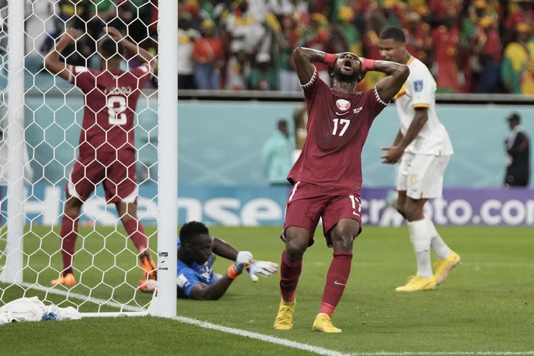 El lamento del qatarí Ismail Mohamad tras una brillante tapada del senegalés Edouard Mendy: por la segunda fecha del Grupo A, triunfaron los africanos
