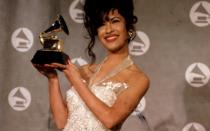 Hierzulande kaum bekannt, in den USA damals ein absoluter Superstar: Als Latin-Sängerin Selena 1995 ermordet wurde, war ganz Amerika geschockt. Nur zwei Wochen nach dem gewaltsamen Tod der "mexikanischen Madonna" erklärte der damalige Gouverneur des US-Bundesstaates Texas, George W. Bush, ihren Geburtstag, den 16. April, zum Selena-Day. Sie habe die Essenz der texanischen Kultur verkörpert, sagte der spätere US-Präsident. (Bild: Arlene Richie/Getty Images)