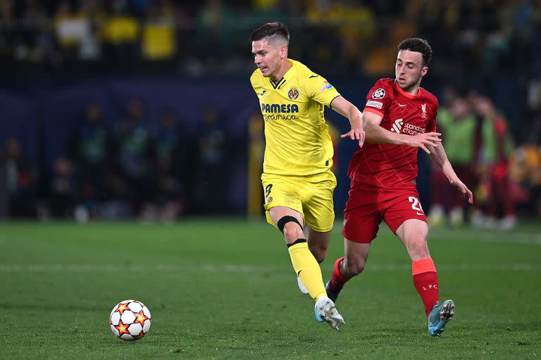 Juan Foyth, en acción con la camiseta de Villarreal; sus buenas actuaciones en la Champions League le valieron el interés de Barcelona, que lo busca para esta temporada que acaba de empezar