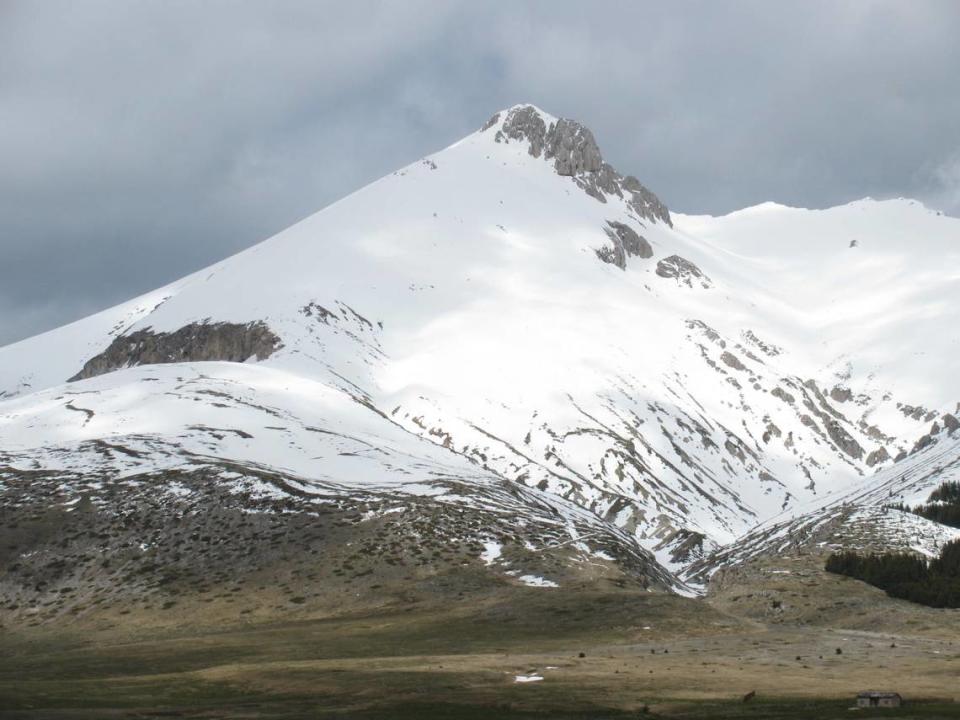 Aun en verano los picos elevados de Santo Stefano se mantienen cubiertos de nieve.