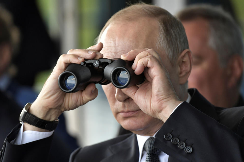 <p>Russian President Vladimir Putin uses a pair of binoculars as he watches a display during the MAKS 2017 air show in Zhukovsky, outside Moscow, Russia July 18, 2017. (Photo: Sputnik/Alexei Nikolsky/Kremlin via Reuters) </p>