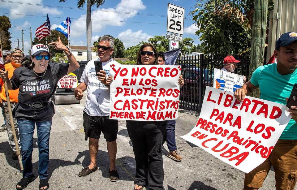 Catalina Vázquez, who was in New York in the counter-march of the Conference for the normalization of relations between Cuba and the United States, held on March 12, assured that “the Cuban people do not want any type of relationship as long as Cuba is not free and sovereign. That is why I am here today with my family to show everyone that the pain of exile is respected”.