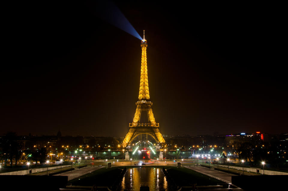 The Eiffel Tower illumination begins at sundown and ends at 1 a.m. (Photo: Agustín Faggiano - Fotografía via Getty Images)