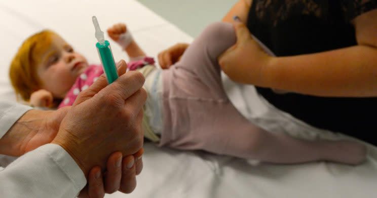 Las vacunas no son cosas de niños. Los expertos señalan que hay que ‘actualizarlas’ a lo largo de la vida. (Foto: Getty)