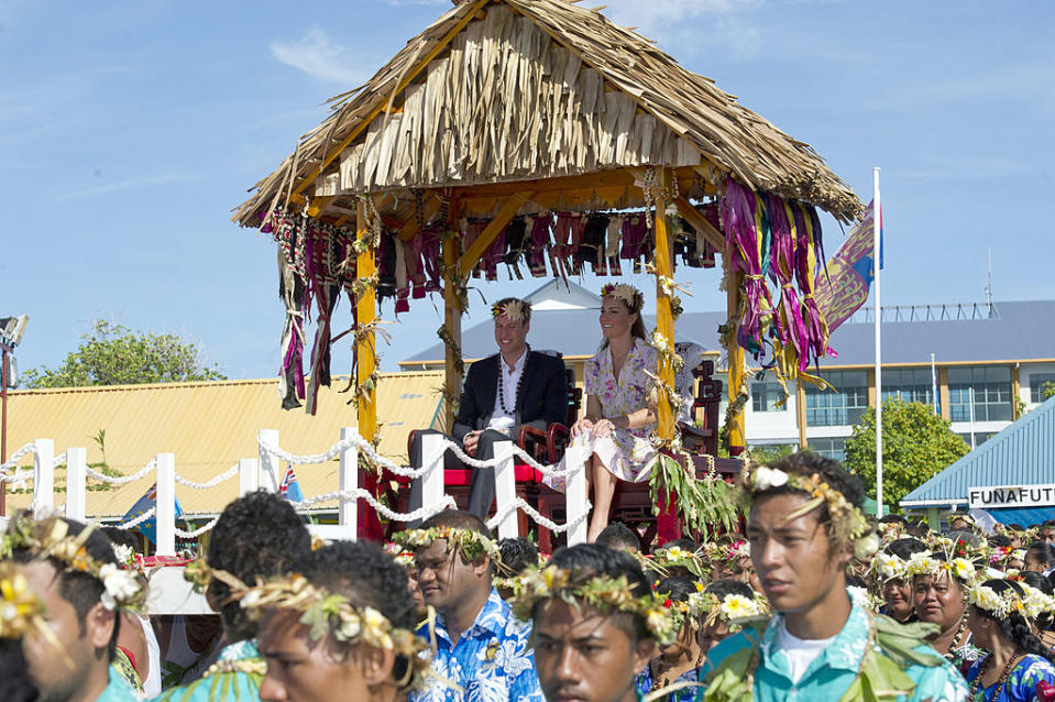 <p>En tant qu’ambassadeurs de la monarchie, William et Kate vont sillonner la planète et aller à la rencontre de ceux qui rêvent de croiser leur regard. En 2012, lors du Diamond Jubilee Tour, ils font une escale à Funafuti, un atoll des Tuvalu, un État-archipel d’Océanie. </p>