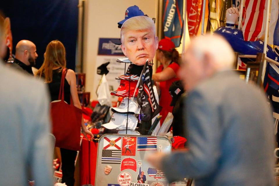 Imagen de Donald Trump y mercancía MAGA vistas en un puesto de vendedor durante la Cumbre de la Libertad de la Florida, el sábado 4 de noviembre de 2023 en Orlando.
