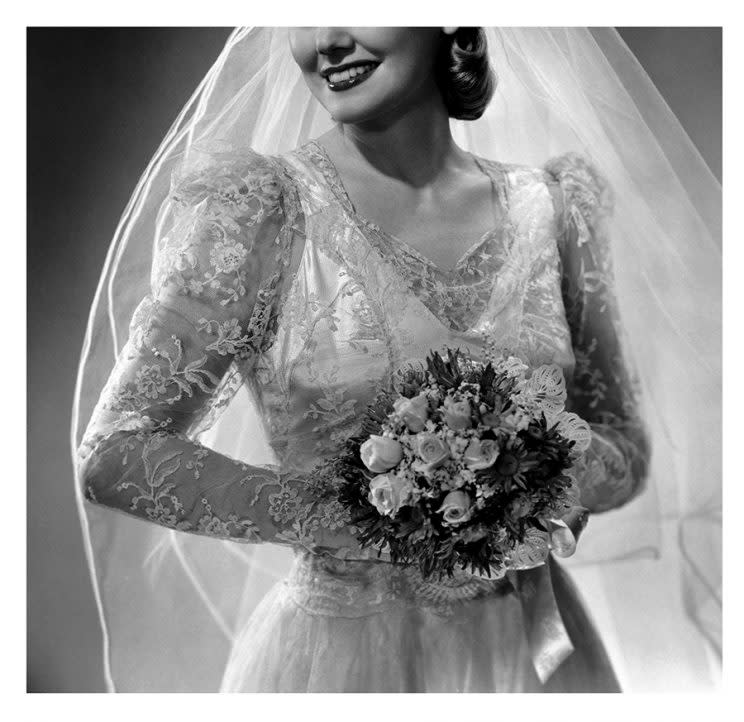 Daughter Jane Fine Foster found her mom’s wedding dress and photos from 1948 in an antique shop. (Photo: Getty images)