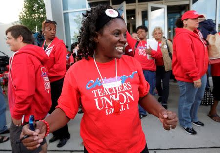 FILE PHOTO - Jacqueline Robinson (C) and other members of the Chicago Teachers Union celebrate the end of their strike in Chicago, Illinois, U.S. on September 18, 2012. REUTERS/John Gress/File Photo