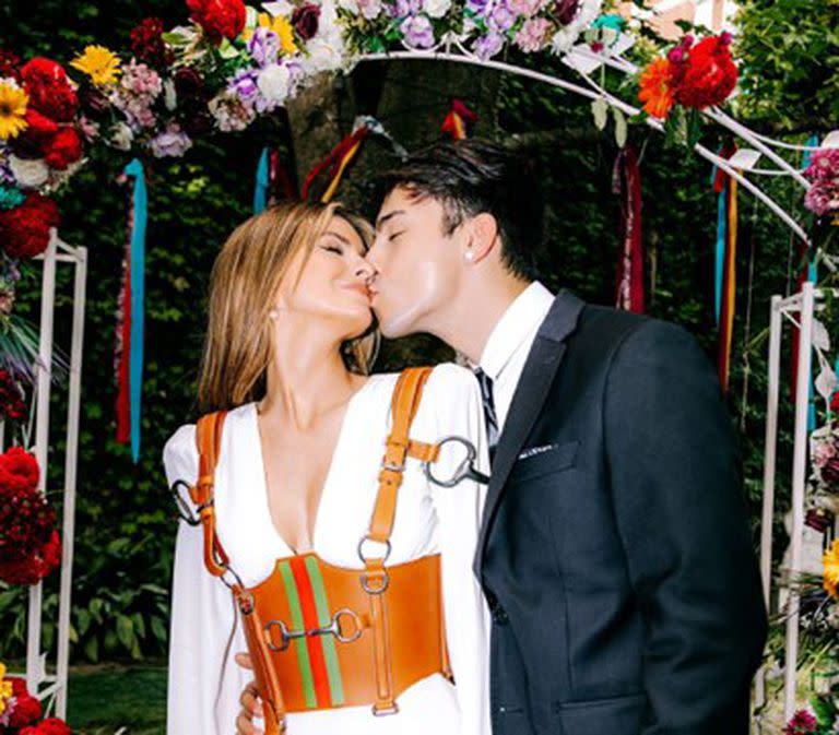La China Suárez y Rusherking simularon una boda para el videoclip de "Hipnotizados", su colaboración musical