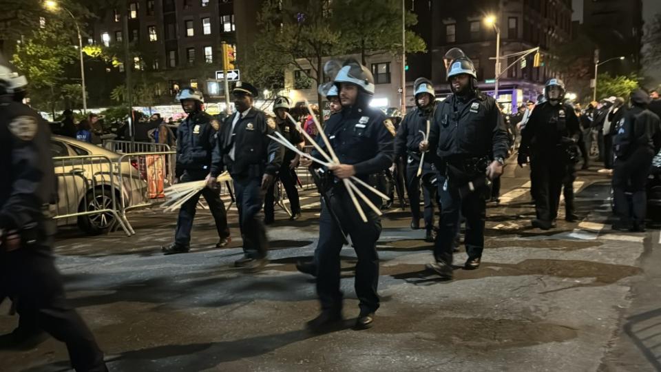 Shortly before entering the Morningside Heights campus at 9:13 p.m., about 100 cops from the NYPD’s Emergency Service Unit packed into buses and headed to Columbia in preparation for the university’s call for help. Peter Gerber