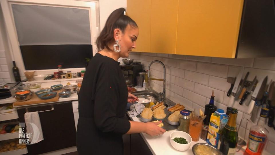 Bei Josipa (34) entstehen Unmengen von Essen auf kleinstem Küchenraum. (Bild: RTL)