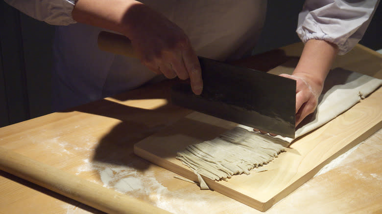 hand making soba 
