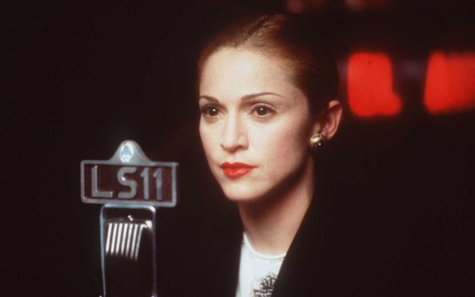 Auch Andrew Lloyd Webbers "Evita" fand 1996 den Weg auf die Kinoleinwand und verzauberte die Zuschauer mit herrlicher Musik. Popstar Madonna spielte die namensgebende Hauptrolle und sang sich an der Seite von Antonio Banderas in die Herzen ihres Filmvolkes ("Don't Cry For Me Argentina") - und der Zuschauer. (Bild: Getty Images)