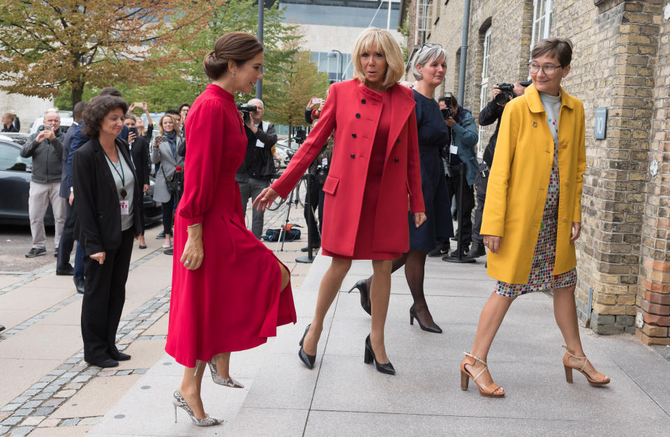 <p>Die Kronprinzessin wählte ein fließendes Midi-Kleid mit hohem Kragen, während sich die Besucherin für ein kurzes Modell und einen roten Mantel entschieden hatte. Bild: Getty </p>