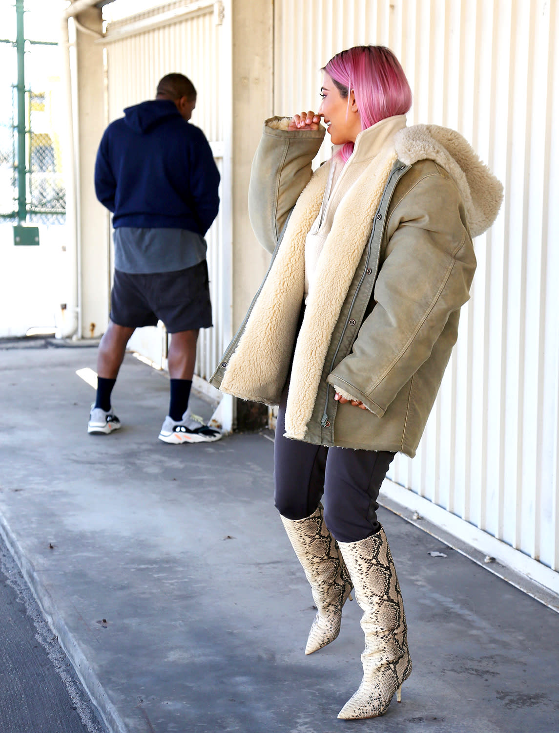 Kim Kardashian, with her new pink locks, cracks up as Kanye West pretends to urinate in front of a photographer in L.A. (Photo:<span> Splash News)</span>