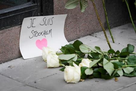 STOCKHOLM 2017-04-08 Flowers and a note "Je suis Stockholm" near the crime scene in central Stockholm the morning after a hijacked beer truck plowed into pedestrians on Drottninggatan and crashed into Ahlens department store on Friday, killing four people, injuring 15 others. TT News Agency/Anders Wiklund/via REUTERS