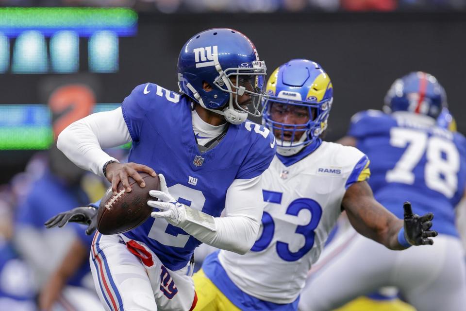 Rams linebacker Ernest Jones IV chases Giants quarterback Tyrod Taylor (2).