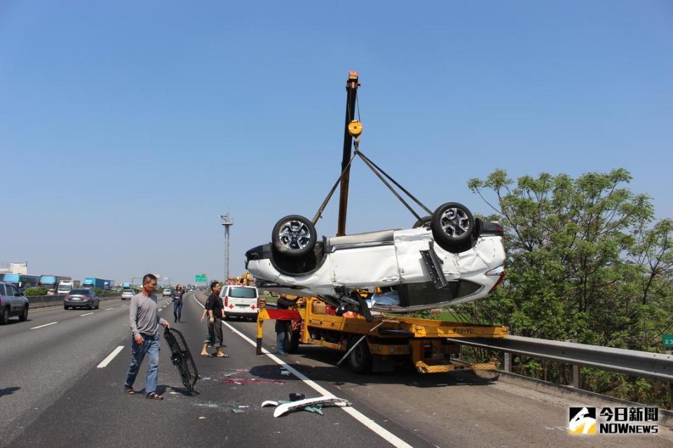 ▲國道一號北上西螺路段，白色休旅車遭突來橫禍撞翻的死亡車禍。（圖／記者簡勇鵬攝 , 2018.03.10