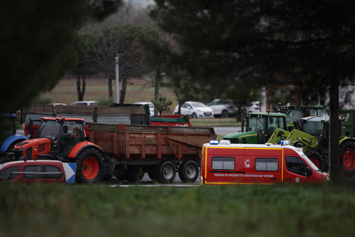 Un véhicule des pompiers sur les lieux de l’accident à Pamiers, ce mardi 23 janvier.