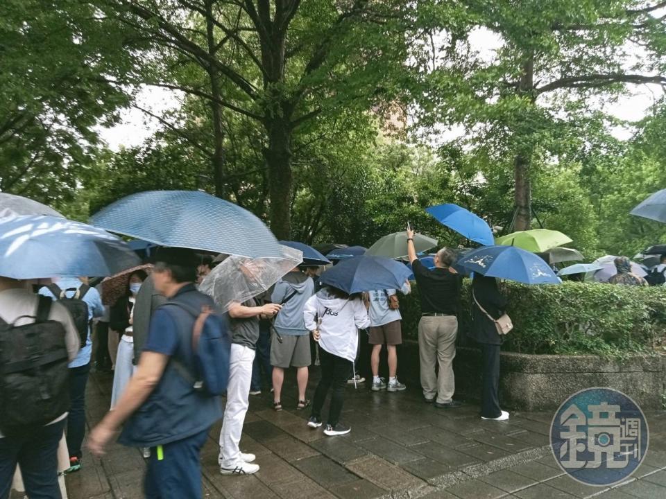 黃仁勳2日晚間7點在台大體育館開講，下午4點已出現長長人龍卡位排隊。