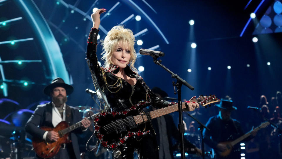 Inductee Dolly Parton performs onstage during the 37th Annual Rock & Roll Hall of Fame Induction Ceremony at Microsoft Theater on November 05, 2022 in Los Angeles, California.