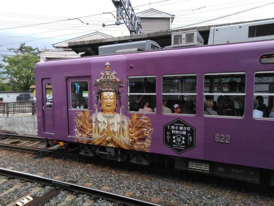 京都嵐電推出的期間限定「觀音電車」。（圖／翻攝自推特 @azdaiz）