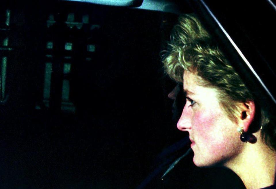 Diana es conducida al Palacio de Kensington tras el anuncio de su separación del príncipe Charles, el 9 de diciembre de 1992 (AFP/Getty)