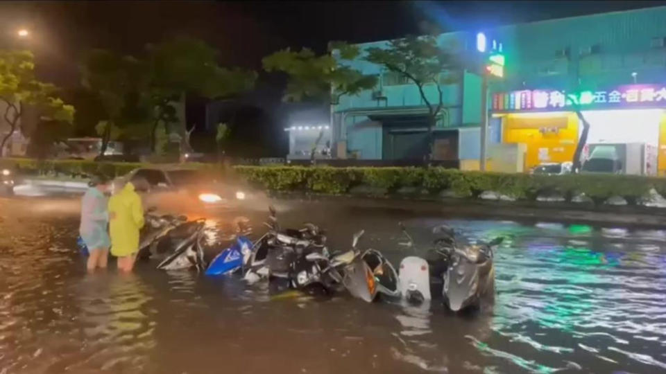 因為昨日的強降雨，桃園蘆竹出現積水，國道上也有極為驚人的降雨量。(示意圖，圖片來源/ 翻攝自蘆竹大小事臉書)