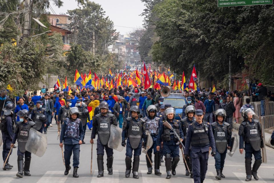 2024年2月21日，尼泊爾加德滿都，支持君主制的政黨上街示威，警察在現場戒護。美聯社