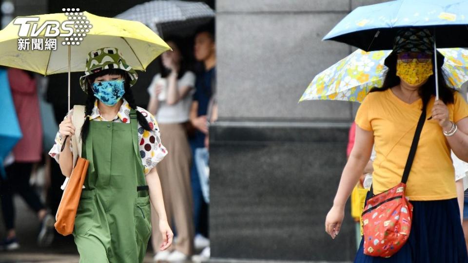 雖然週日時鋒面遠離，但全台仍會有短暫陣雨。（圖／胡瑞麒攝）