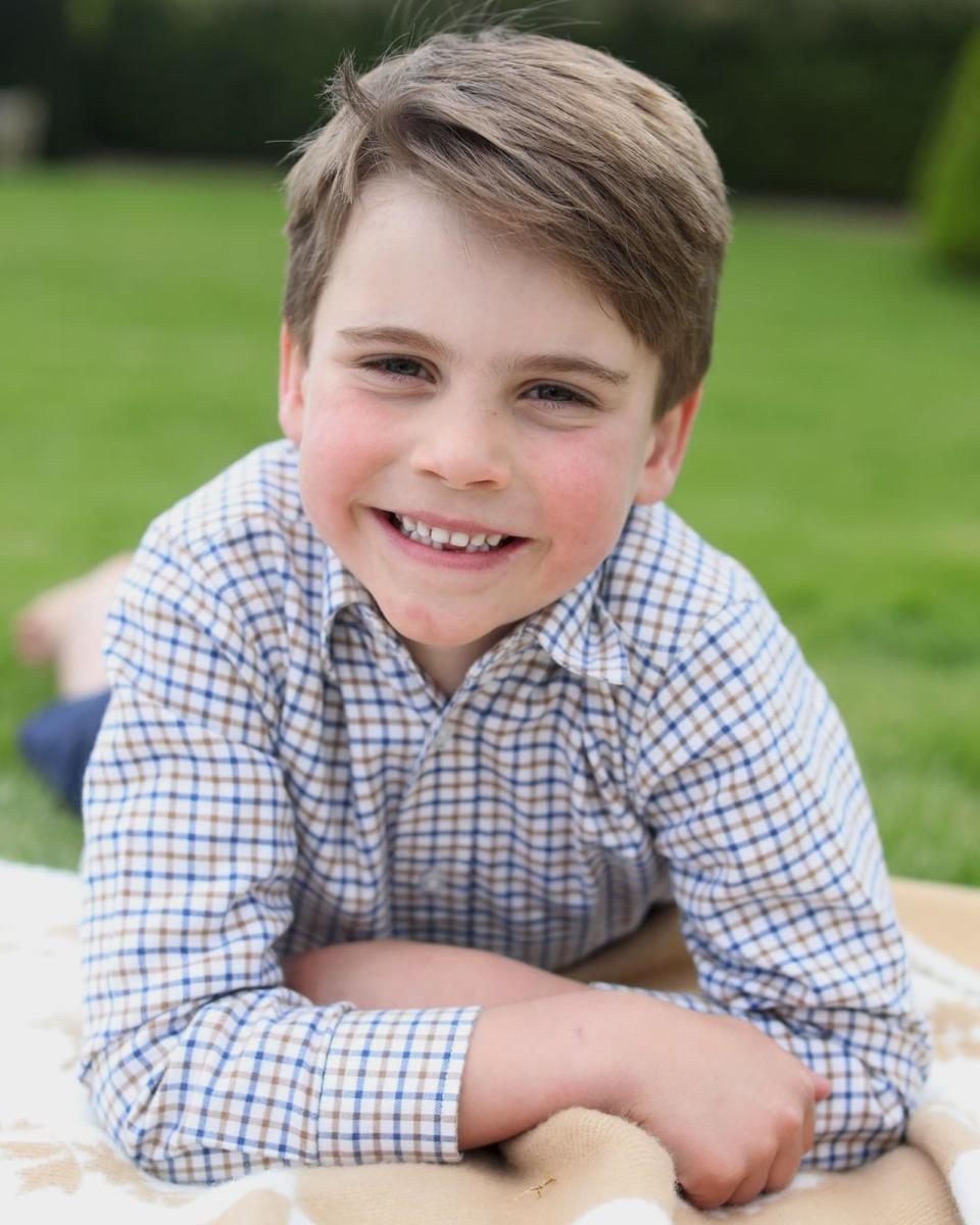 路易王子6歲生日照，趴在草地上燦笑，相當可愛。（翻攝princeandprincessofwales IG）