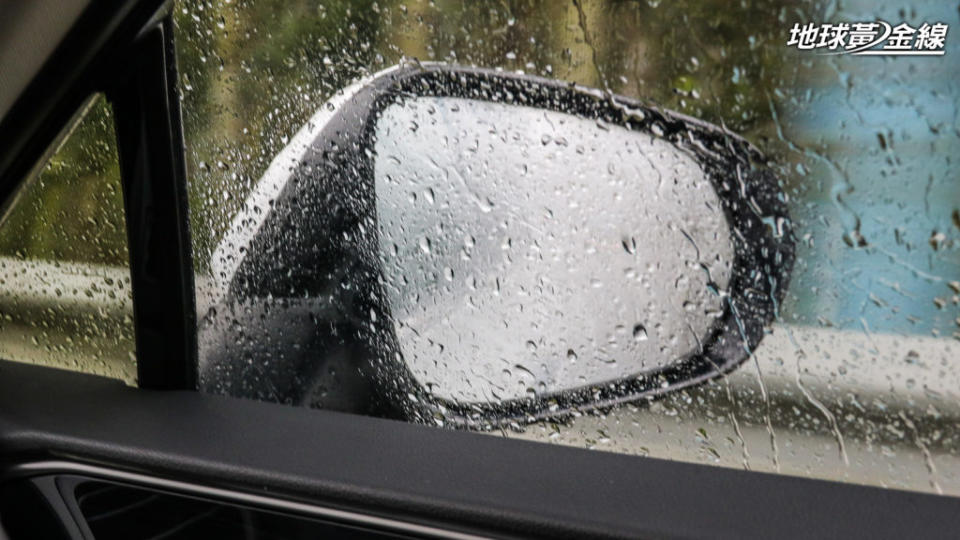 試駕過程中遇到後視鏡霧氣無法散去的問題，對於視野與行車安全都有一定程度影響。(攝影/ 陳奕宏)