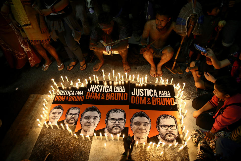 Indígenas participam de protesto exigindo justiça para o jornalista Dom Phillips e o especialista indígena Bruno Pereira, que foram assassinados na Amazônia, em São Paulo, Brasil 23 de junho de 2022. (Foto: REUTERS/Carla Carniel)