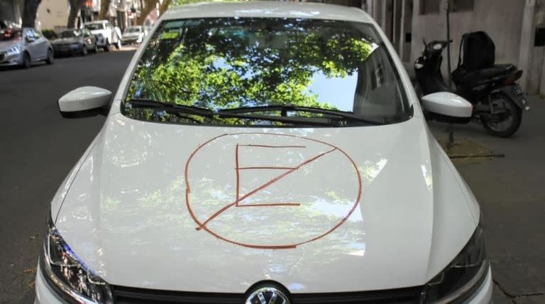 LA PLATA. 56 e/ 6 y 7. Estacionó frente al garaje de una casa y le dejaron una advertencia.