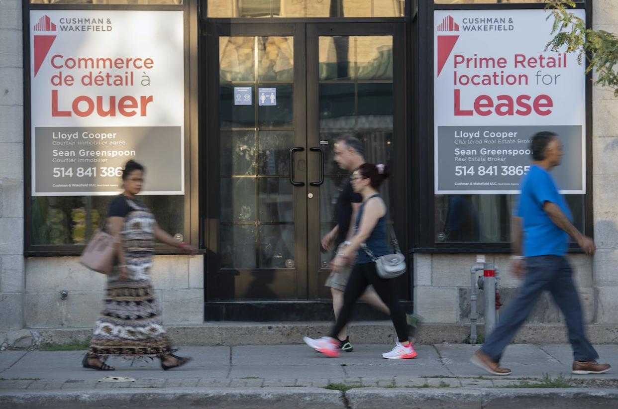 Des panneaux bilingues pour un espace commercial à louer à Westmount, sur l'île de Montréal, le 5 août 2022. Le dernier recensement de Statistique Canada démontre un déclin du français au pays. La Presse Canadienne/Graham Hughes.