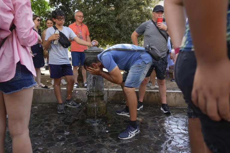 Un hombre se refresca en una fuente en Roma, el lunes 17 de julio de 2023. (Foto AP/Gregorio Borgia)