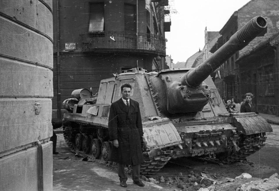 Soviet ISU-152 assault gun in Budapest