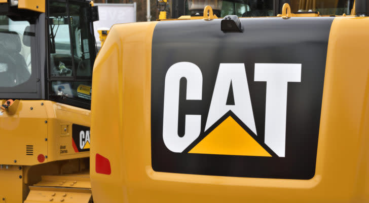 Слика на жолто градежно возило со логото Caterpillar (CAT) на него